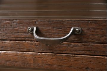 重ね桐箪笥をリペア&カスタム!片方は鉄脚を取り付け、引き出しの前板にモールガラスを取り付け。片方は台輪と天板を取り付け。2台をローボードとして並べて使えるよう高さを調整。どちらも現状の色味を生かした濃い茶色で着色し仕上げ。(テレビ台、テレビボード、リビングボード)