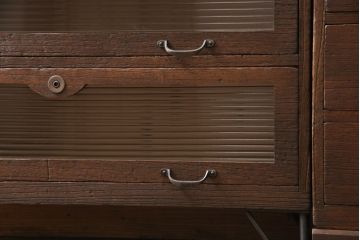 重ね桐箪笥をリペア&カスタム!片方は鉄脚を取り付け、引き出しの前板にモールガラスを取り付け。片方は台輪と天板を取り付け。2台をローボードとして並べて使えるよう高さを調整。どちらも現状の色味を生かした濃い茶色で着色し仕上げ。(テレビ台、テレビボード、リビングボード)