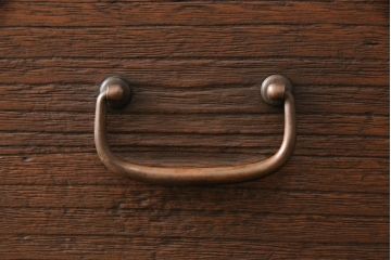 重ね桐箪笥をリペア&カスタム!片方は鉄脚を取り付け、引き出しの前板にモールガラスを取り付け。片方は台輪と天板を取り付け。2台をローボードとして並べて使えるよう高さを調整。どちらも現状の色味を生かした濃い茶色で着色し仕上げ。(テレビ台、テレビボード、リビングボード)