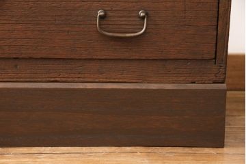 重ね桐箪笥をリペア&カスタム!片方は鉄脚を取り付け、引き出しの前板にモールガラスを取り付け。片方は台輪と天板を取り付け。2台をローボードとして並べて使えるよう高さを調整。どちらも現状の色味を生かした濃い茶色で着色し仕上げ。(テレビ台、テレビボード、リビングボード)