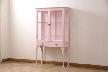 アンティークケビントをリペア&カスタム!高品質リペアを施し、ピンクにペイントし仕上げ。(ガラスケース、ショーケース、飾り棚、陳列棚)