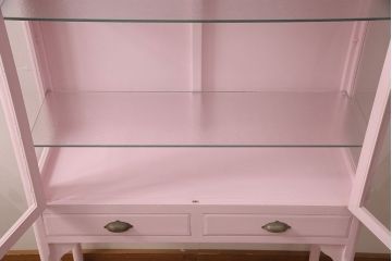 アンティークケビントをリペア&カスタム!高品質リペアを施し、ピンクにペイントし仕上げ。(ガラスケース、ショーケース、飾り棚、陳列棚)