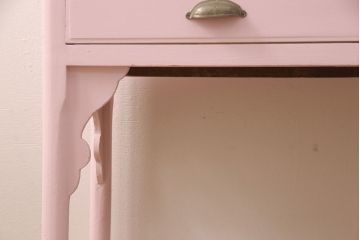 アンティークケビントをリペア&カスタム!高品質リペアを施し、ピンクにペイントし仕上げ。(ガラスケース、ショーケース、飾り棚、陳列棚)