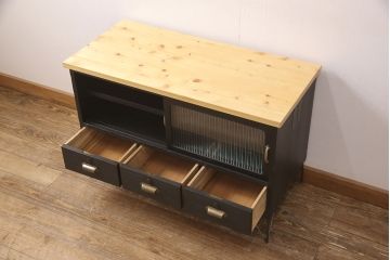 桐箪笥ローボードをリペア&カスタム!引き戸をガラス戸に変更し、棚板を追加。背面に配線用の穴あけ加工をしテレビ台にリメイク。鉄脚を取り付け、全体をマットブラックに着色し仕上げ。(桐たんす、テレビボード、リビングボード)