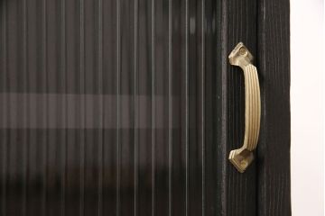桐箪笥ローボードをリペア&カスタム!引き戸をガラス戸に変更し、棚板を追加。背面に配線用の穴あけ加工をしテレビ台にリメイク。鉄脚を取り付け、全体をマットブラックに着色し仕上げ。(桐たんす、テレビボード、リビングボード)