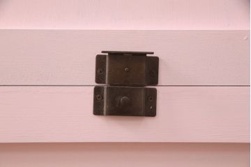 北海道民芸家具のキャビネットをリペア&カスタム!高品質リペアを施し、全体をピンクにペイント仕上げ。(収納棚、戸棚、陳列棚)