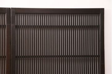 アンティークの格子戸3枚セットをリペア&カスタム!高さと幅をリサイズし、厚みも調整。濃い茶色に着色しワックスで仕上げ。(引き戸、建具)