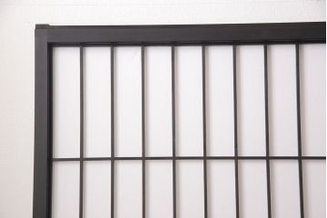障子戸3枚セットをリペア&カスタム!障子をプラスチック障子に張り替え、引き手を取り付け。本体をブラックに塗装し、戸枠を製作。(建具、引き戸)