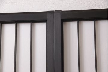 障子戸3枚セットをリペア&カスタム!障子をプラスチック障子に張り替え、引き手を取り付け。本体をブラックに塗装し、戸枠を製作。(建具、引き戸)