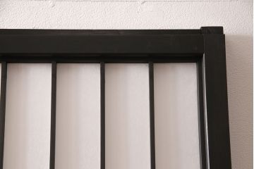 障子戸3枚セットをリペア&カスタム!障子をプラスチック障子に張り替え、引き手を取り付け。本体をブラックに塗装し、戸枠を製作。(建具、引き戸)