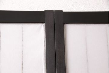 障子戸3枚セットをリペア&カスタム!障子をプラスチック障子に張り替え、引き手を取り付け。本体をブラックに塗装し、戸枠を製作。(建具、引き戸)