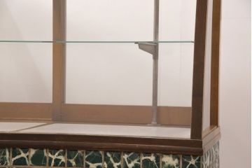 ガラスケースの見た目を変えずに綺麗にリペア!(陳列棚、Rガラスケース)