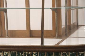 ガラスケースの見た目を変えずに綺麗にリペア!(陳列棚、Rガラスケース)