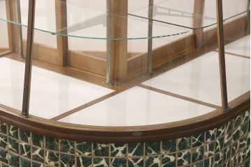 ガラスケースの見た目を変えずに綺麗にリペア!(陳列棚、Rガラスケース)