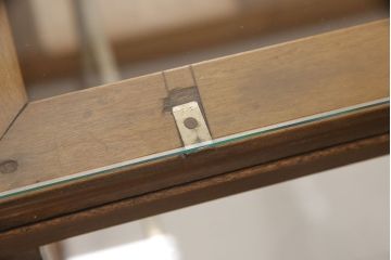 ガラスケースの見た目を変えずに綺麗にリペア!(陳列棚、Rガラスケース)