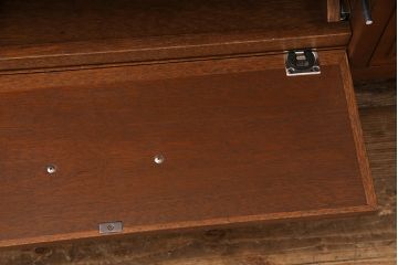 ドレクセルヘリテイジのチェストをリペア&カスタム!引き出し2杯をフラップダウン扉に加工し、片方の内部にスライドレールを取り付け使いやすくリメイク。(サイドボード、リビングボード)