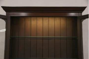 イギリスアンティークのカップボードをリペア&カスタム!棚板をガラス棚板に変更し、照明を取り付け。下段は棚板と背板を取り外し。(カップボード、陳列棚)
