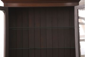 イギリスアンティークのカップボードをリペア&カスタム!棚板をガラス棚板に変更し、照明を取り付け。下段は棚板と背板を取り外し。(カップボード、陳列棚)