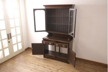 イギリスアンティークのカップボードをリペア&カスタム!棚板をガラス棚板に変更し、照明を取り付け。下段は棚板と背板を取り外し。(カップボード、陳列棚)
