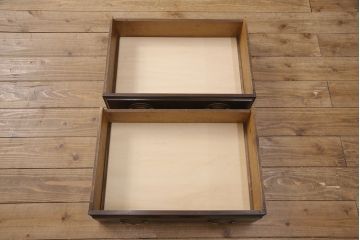 イギリスアンティークのカップボードをリペア&カスタム!棚板をガラス棚板に変更し、照明を取り付け。下段は棚板と背板を取り外し。(カップボード、陳列棚)