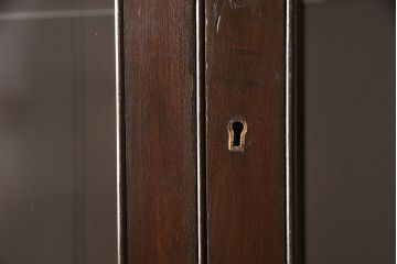 イギリスアンティークのカップボードをリペア&カスタム!棚板をガラス棚板に変更し、照明を取り付け。下段は棚板と背板を取り外し。(カップボード、陳列棚)