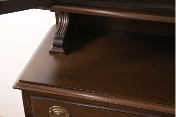 イギリスアンティークのカップボードをリペア&カスタム!棚板をガラス棚板に変更し、照明を取り付け。下段は棚板と背板を取り外し。(カップボード、陳列棚)