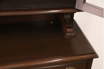 イギリスアンティークのカップボードをリペア&カスタム!棚板をガラス棚板に変更し、照明を取り付け。下段は棚板と背板を取り外し。(カップボード、陳列棚)