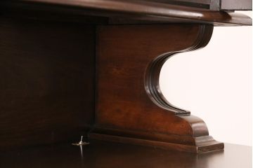 イギリスアンティークのカップボードをリペア&カスタム!棚板をガラス棚板に変更し、照明を取り付け。下段は棚板と背板を取り外し。(カップボード、陳列棚)