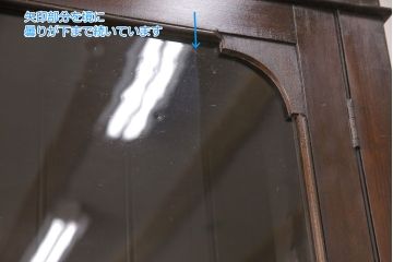 イギリスアンティークのカップボードをリペア&カスタム!棚板をガラス棚板に変更し、照明を取り付け。下段は棚板と背板を取り外し。(カップボード、陳列棚)