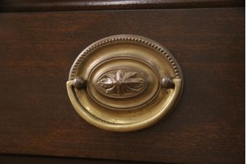 イギリスアンティークのカップボードをリペア&カスタム!棚板をガラス棚板に変更し、照明を取り付け。下段は棚板と背板を取り外し。(カップボード、陳列棚)
