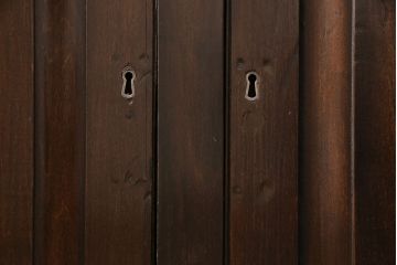イギリスアンティークのカップボードをリペア&カスタム!棚板をガラス棚板に変更し、照明を取り付け。下段は棚板と背板を取り外し。(カップボード、陳列棚)