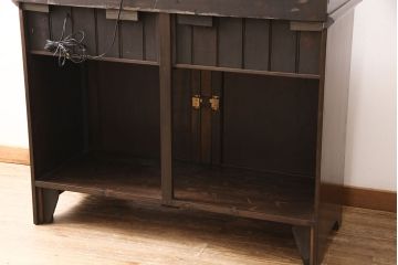 イギリスアンティークのカップボードをリペア&カスタム!棚板をガラス棚板に変更し、照明を取り付け。下段は棚板と背板を取り外し。(カップボード、陳列棚)