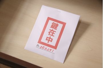 イギリスアンティークのカップボードをリペア&カスタム!棚板をガラス棚板に変更し、照明を取り付け。下段は棚板と背板を取り外し。(カップボード、陳列棚)