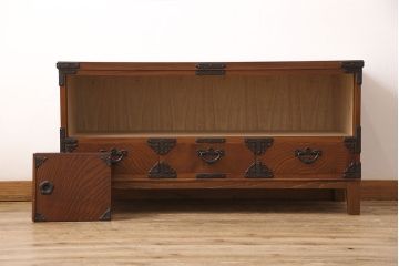 岩谷堂箪笥のローボードをリペア&カスタム!本体色に合わせた木製脚を取り付け。(テレビ台、テレビボード)