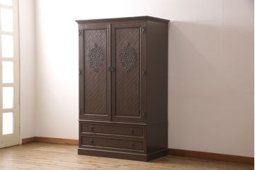 ワードローブをリペア&カスタム!可動式の棚板を取り付け、全体をダークブラウンにペイント。(洋服タンス)