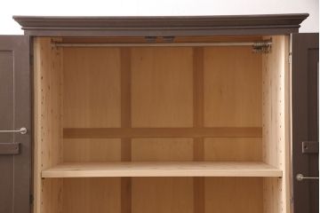 ワードローブをリペア&カスタム!可動式の棚板を取り付け、全体をダークブラウンにペイント。(洋服タンス)