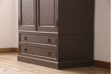 ワードローブをリペア&カスタム!可動式の棚板を取り付け、全体をダークブラウンにペイント。(洋服タンス)