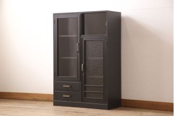 ガラス戸棚をリペア&カスタム!棚板を可動式に変更し、全体をマットブラックでペイント。(収納棚、キャビネット)