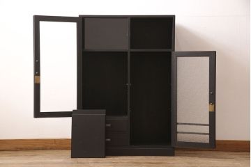 ガラス戸棚をリペア&カスタム!棚板を可動式に変更し、全体をマットブラックでペイント。(収納棚、キャビネット)