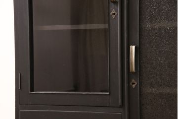 ガラス戸棚をリペア&カスタム!棚板を可動式に変更し、全体をマットブラックでペイント。(収納棚、キャビネット)