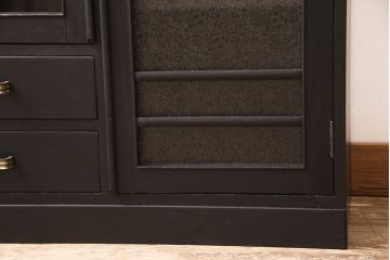 ガラス戸棚をリペア&カスタム!棚板を可動式に変更し、全体をマットブラックでペイント。(収納棚、キャビネット)