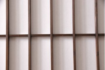 障子戸3枚をリペア&カスタム!幅をリサイズし、ガラスを麻の葉ガラスに変更。腰板裏面と格子のみこげ茶に着色し、ツートンカラーに。(引き戸、額入障子)