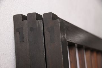 障子戸3枚をリペア&カスタム!幅をリサイズし、ガラスを麻の葉ガラスに変更。腰板裏面と格子のみこげ茶に着色し、ツートンカラーに。(引き戸、額入障子)