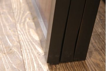 障子戸3枚をリペア&カスタム!幅をリサイズし、ガラスを麻の葉ガラスに変更。腰板裏面と格子のみこげ茶に着色し、ツートンカラーに。(引き戸、額入障子)