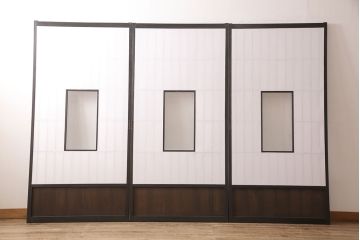 障子戸3枚をリペア&カスタム!幅をリサイズし、ガラスを麻の葉ガラスに変更。腰板裏面と格子のみこげ茶に着色し、ツートンカラーに。(引き戸、額入障子)