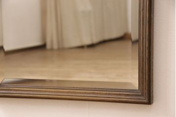 ウォールミラーの見た目を変えずに綺麗にリペア!鏡を交換し、背面に壁掛け用の金具とチェーンを取り付け。(壁掛け鏡)