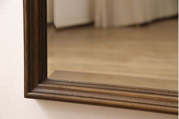 ウォールミラーの見た目を変えずに綺麗にリペア!鏡を交換し、背面に壁掛け用の金具とチェーンを取り付け。(壁掛け鏡)