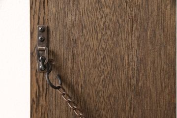 ウォールミラーの見た目を変えずに綺麗にリペア!鏡を交換し、背面に壁掛け用の金具とチェーンを取り付け。(壁掛け鏡)