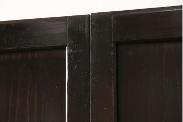 帯戸4枚セットをリペア&カスタム!高さと幅をリサイズし、ガラスを麻の葉ガラスに交換。引手を取り付け、全体を濃い茶色に着色し仕上げ。(引き戸)