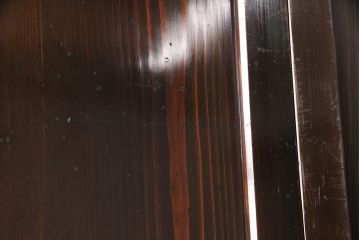 帯戸4枚セットをリペア&カスタム!高さと幅をリサイズし、ガラスを麻の葉ガラスに交換。引手を取り付け、全体を濃い茶色に着色し仕上げ。(引き戸)